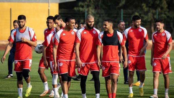 Tunisia's midfielder Aissa Laidouni (C) and Tunisia's defender Yan Valery (C-L) take part in a training session at lycee Houphuet -Bobiny of Korhogo on January 15, 2024 on the eve of the 2024 Africa Cup of Nations (CAN) football match between Namibia and Tunisia (Photo by FADEL SENNA / AFP)