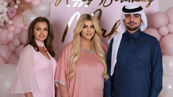 الشيخة مهرة تتوسط زوجها ووالدتها 