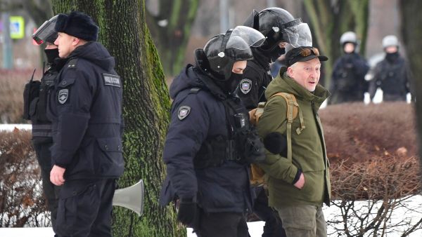 Police officers detain a man as people come to the monument to the victims of political repressions to lay flowers for late Russian opposition leader Alexei Navalny in Saint Petersburg on February 17, 2024, one day after the death of Navalny in an Arctic prison. (Photo by Olga MALTSEVA / AFP)