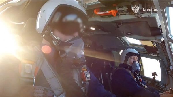 Putin takes flight on bomber aircraft