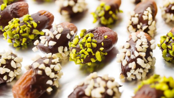 أسهل طريقة لتحضير التمر بالشوكولاتة أسهل طريقة لتحضير التمر بالشوكولاتة