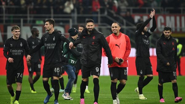 AC Milan's French forward #09 Olivier Giroud (C) leads his team's celebration at the end of the Italian Serie A football match between AC Milan and Napoli at the San Siro Stadium, in Milan on February 11, 2024. (Photo by Isabella BONOTTO / AFP)
