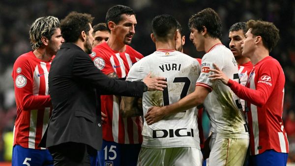 Both teams's players argue at the end the Spanish Copa del Rey (King's Cup) semi final first leg football match between Club Atletico de Madrid and Athletic Club Bilbao at the Metropolitano stadium in Madrid on February 7, 2024. (Photo by JAVIER SORIANO / AFP)