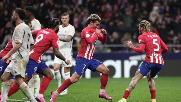 Atletico Madrid's French forward #07 Antoine Griezmann (2R) celebrates scoring his team's third goal during the Spanish Copa del Rey (King's Cup) football match between Club Atletico de Madrid and Real Madrid CF at the Metropolitano stadium in Madrid on January 18, 2024. (Photo by Thomas COEX / AFP)