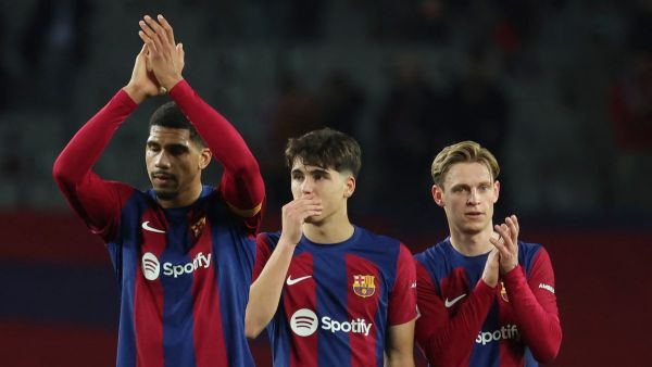 Barcelona's Uruguayan defender #04 Ronald Araujo (L) claps, next to Barcelona's Spanish defender #33 Pau Cubarsi and Barcelona's Dutch midfielder #21 Frenkie de Jong (R) at the end of during the Spanish league football match between FC Barcelona and CA Osasuna at the Estadi Olimpic Lluis Companys in Barcelona on January 31, 2024. (Photo by LLUIS GENE / AFP)