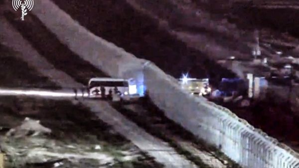 حافلة تقل أسرى اسرائيليين، تخرج من قطاع غزة ضمن صفقة لتبادل الأسرى