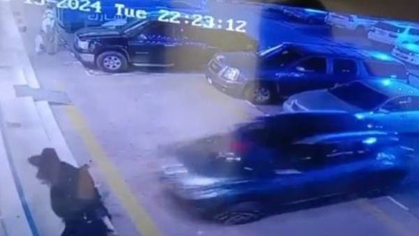  الفتيات اللواتي كن يجلسن أمام المحلات التجارية