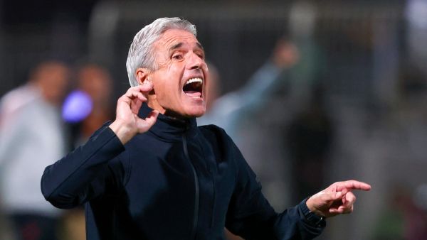 Nassr's Portuguese coach Luis Castro instructs his players during the Saudi Pro League football match between Al-Shabab and Al-Nassr at the Al-Shabab Club Stadium in Riyadh on February 25, 2024. (Photo by Fayez NURELDINE / AFP)