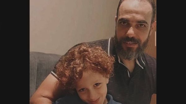 الطبيب محمد رفقة ابنه الشهيد يوسف