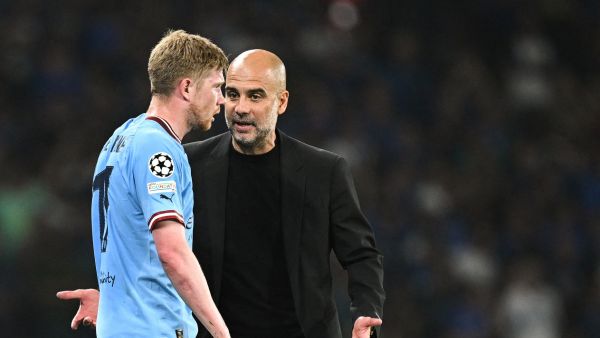 Manchester City's Spanish manager Pep Guardiola talks with Manchester City's Belgian midfielder #17 Kevin De Bruyne during the UEFA Champions League final football match between Inter Milan and Manchester City at the Ataturk Olympic Stadium in Istanbul, on June 10, 2023. (Photo by Paul ELLIS / AFP)