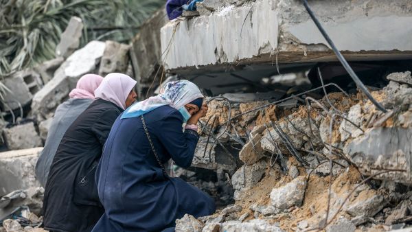  فريق المرصد الأورومتوسطي أجرى مقابلات شخصية ميدانية مع العديد من النساء في غزة 