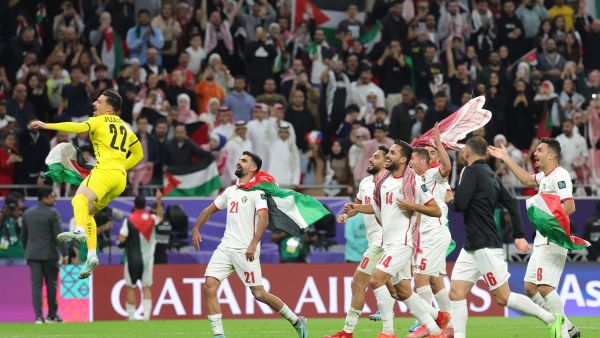 Jordan's players celebrate after defeating South Korea at the end of the Qatar 2023 AFC Asian Cup semi-final football match between Jordan and South Korea at the Ahmad Bin Ali Stadium in Al-Rayyan, west of Doha, on February 6, 2024. (Photo by Giuseppe CACACE / AFP)