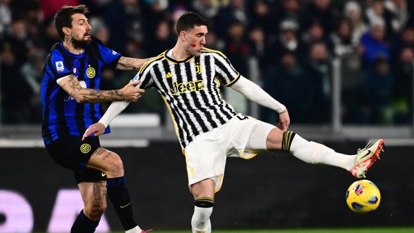 Inter Milan’s Italian defender #15 Francesco Acerbi (L) and Juventus' Serbian forward #09 Dusan Vlahovic (R) fight for the ball during the Italian Serie A football match between Juventus and Inter Milan at the Allianz Stadium in Turin, on November 26, 2023. (Photo by MARCO BERTORELLO / AFP)