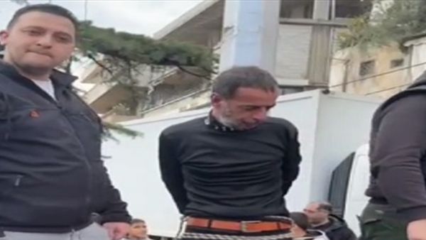 أهالي بلدة سعدنايل يعلقون شخصا على عمود