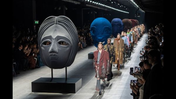 ETRO تقدم مجموعة أزياء النساء لموسم شتاء 2025 بأزياء فاخرة ومذهبة