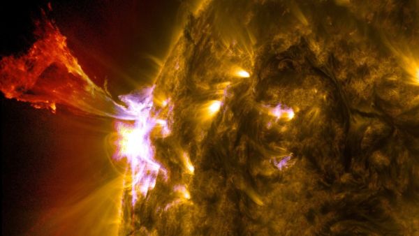 Solar flares linked to cell phone outages across US. (NPC)