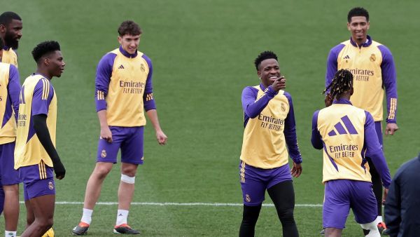 Real Madrid's Brazilian forward #07 Vinicius Junior (3R) jokes with teammates during a training session at the Ciudad Real Madrid training ground in Valdebebas, outskirts of Madrid, on February 9, 2024 on the eve of their La Liga football match against Girona FC. (Photo by Thomas COEX / AFP)