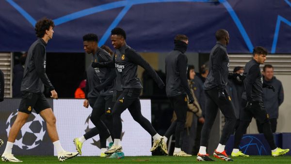 Real Madrid's players including Brazilian forward #07 Vinicius Junior (C) and French defender #18 Aurelien Tchouameni (2nd L) warm up during a training session on February 12, 2024, on the eve of the UEFA Champions League round of 16, first-leg football match between RB Leipzig and Real Madrid CF in Leipzig, eastern Germany. (Photo by Odd ANDERSEN / AFP)