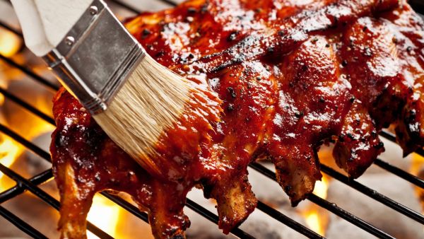 ضلوع لحم البقر المطبوخة ببطء في صلصة الباربيكيو ضلوع لحم البقر المطبوخة ببطء في صلصة الباربيكيو