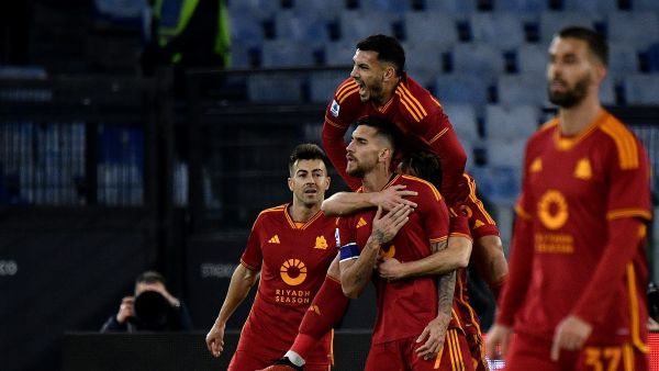 Roma's Italian midfielder #07 Lorenzo Pellegrini celebrates after scoring his team's second goal during the Italian Serie A football match between AS Roma and Hella Verona FC at the Olympic stadium in Rome on January 20, 2024. (Photo by Filippo MONTEFORTE / AFP)