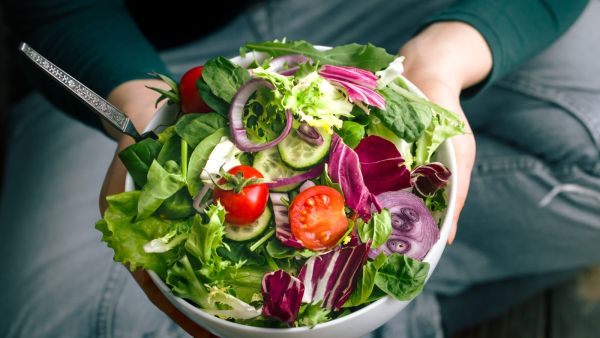 3 أطباق مختلفة من السلطة الطازجة لمائدة رمضان 3 أطباق مختلفة من السلطة الطازجة لمائدة رمضان