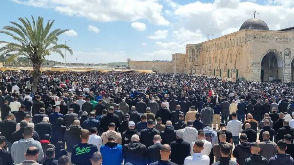 مصلون يؤدون صلاة الجمعة في المسجد الأقصى