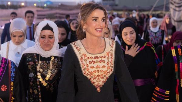 الملكة رانيا بثوب بدوي في البادية الوسطى
