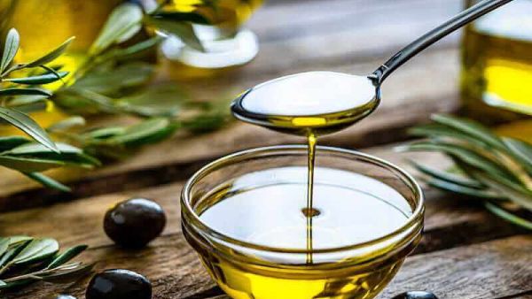 تفسير إعطاء زيت الزيتون في المنام للمتزوجة