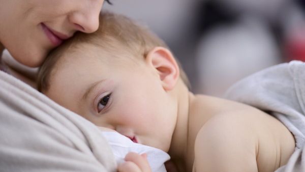 تفسير حلم إرضاع طفل ذكر للمتزوجه من الثدي الأيمن