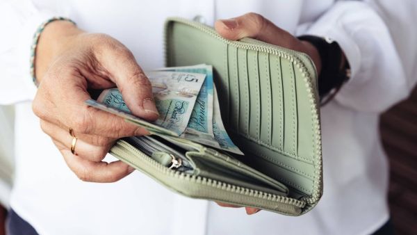 تفسير رؤية المال الورق في المنام لابن سيرين ودلالاته