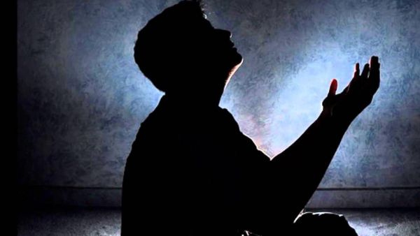 دعاء للميت وقت المطر وهل يعرف الميت من الذي يدعو له