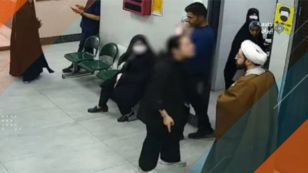 معمم يحاول تصوير سيدة متبرجة في ايران