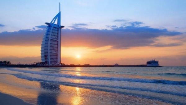 شواطئ السباحة الليلية في دبي.. وجهة مثالية للمغامرة والترفيه