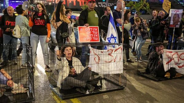 مستوطنين داخل أقفاص في تل أبيب