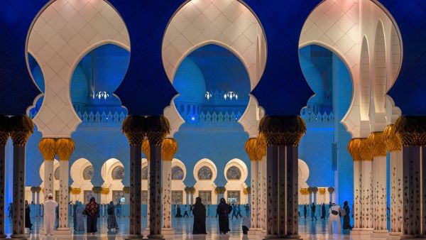 المصلون يتجمعون في مسجد الشيخ زايد الكبير في اليوم الأول من شهر رمضان في أبو ظبي، الإمارات العربية المتحدة. ريان ليم / وكالة الصحافة الفرنسية / غيتي إيماجز