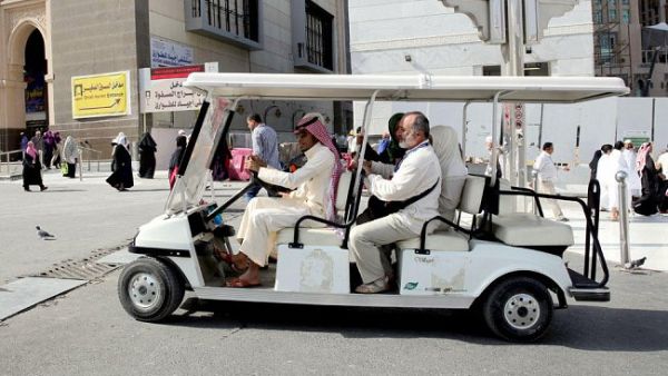 تطويف المعتمرين بعربات الجولف 