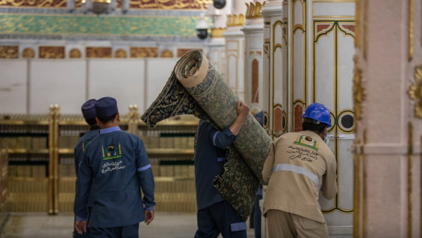 تغيير سجاد الروضة الشريفة استعدادًا لشهر رمضان 
