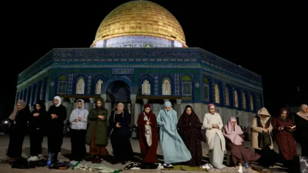 مسلمات يؤدين صلاة التراويح في ساحة المسجد الأقصى 