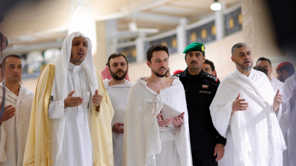 الأمير الحسين يؤدي مناسك العمرة
