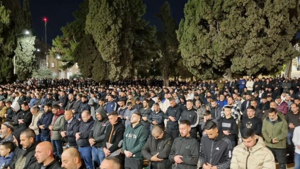 35 ألفًا يؤدون صلاتي العشاء والتراويح في المسجد الأقصى القدس