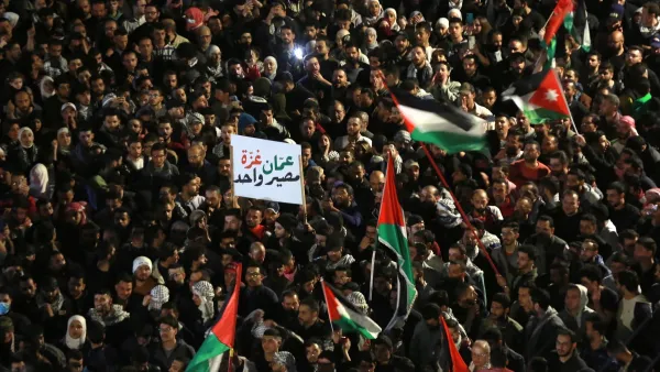 الآلاف يحتشدون في محيط السفارة الاسرائيلية بالعاصمة عمان 