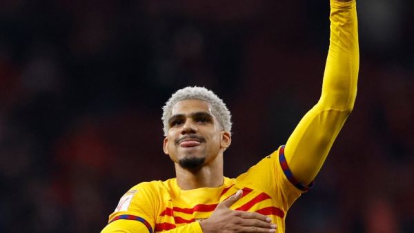 Barcelona's Uruguayan defender #04 Ronald Araujo celebrates his team's victory after the Spanish league football match between Club Atletico de Madrid and FC Barcelona at the Metropolitano stadium in Madrid on March 17, 2024. (Photo by OSCAR DEL POZO / AFP)