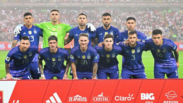 Players of Argentina pose for a picture before the beginning of the 2026 FIFA World Cup South American qualification football match between Peru and Argentina at the National Stadium in Lima on October 17, 2023. (Photo by CRIS BOURONCLE / AFP)