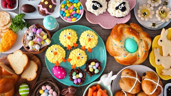 خبز عيد الفصح المجدول والمزين بالبيض الملون خبز عيد الفصح المجدول والمزين بالبيض الملون