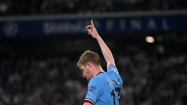 Manchester City's Belgian midfielder #17 Kevin De Bruyne signals before coming off injured during the UEFA Champions League final football match between Inter Milan and Manchester City at the Ataturk Olympic Stadium in Istanbul, on June 10, 2023. (Photo by OZAN KOSE / AFP)