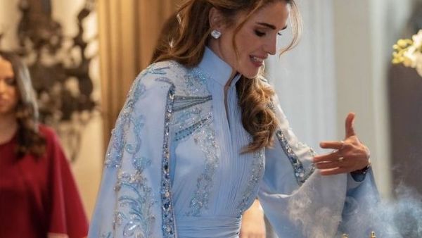 من إطلالات الملكة رانيا المحتشمة والأنيقة استوحي إطلالتك الرمضانية 