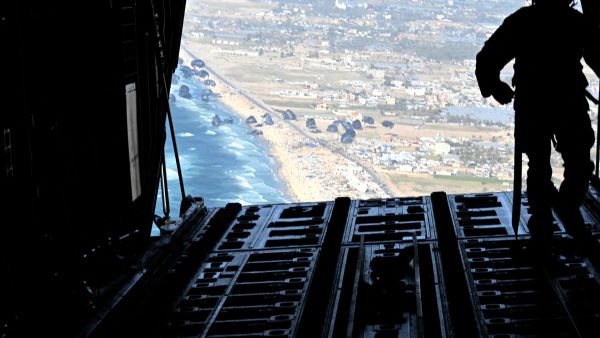إسقاط مساعدات غذائية عبر الجو على قطاع غزة