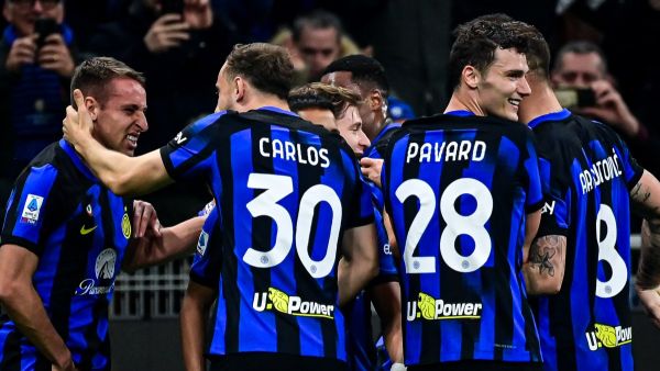 Inter Milan's Italian midfielder #16 Davide Frattesi (L) celebrates with teammates after scoring his team's fourth goal during the Italian Serie A football match between Inter Milan and Atalanta in Milan, on February 28, 2024. (Photo by Piero CRUCIATTI / AFP)