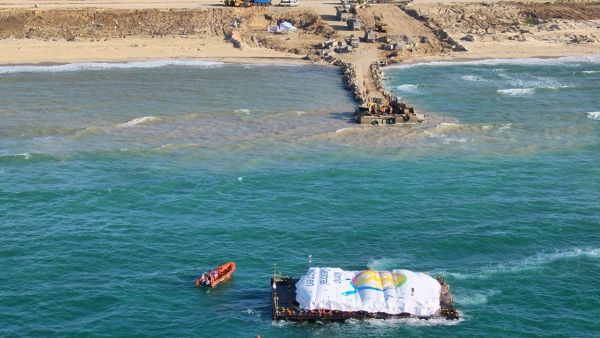 سفينة تنقل المساعدات إلى قطاع غزة