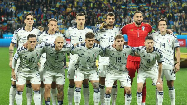 Italy's players pose for the team photo prior to the UEFA EURO 2024 Group C qualifying football match between Ukraine and Italy at the BayArena Stadium in Leverkusen, western Germany on November 20, 2023. (Photo by LEON KUEGELER / AFP)